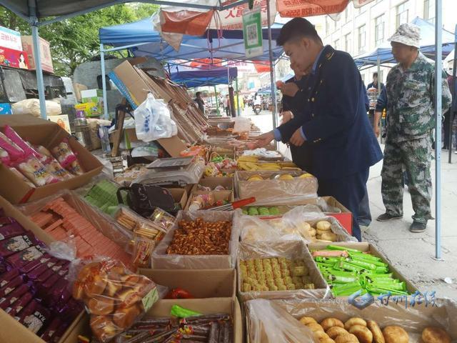 甘州區(qū)市場監(jiān)管局甘浚片區(qū)扎實(shí)開展集貿(mào)市場食品安全專項(xiàng)檢查，嚴(yán)把食品銷售安全關(guān)